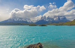 Les eaux de turquoise du lac Pehoe, Patagonia, Chili images libres de droits Les eaux de turquoise du lac Pehoe, Patagonia, Chili images libres de droits