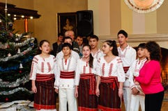 Les enfants chantent en choeur les hymnes de louange roumaines de chant image stock Les enfants chantent en choeur les hymnes de louange roumaines de chant image stock