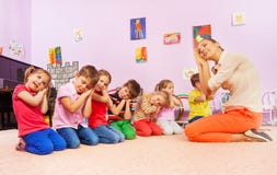Les enfants dans le groupe jouent le jeu feignant pour dormir images libres de droits Les enfants dans le groupe jouent le jeu feignant pour dormir images libres de droits
