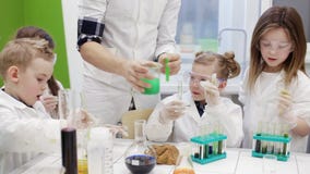 Les enfants font une expérience dans une leçon de chimie éducation moderne Les enfants font une expérience dans une leçon de chimie éducation moderne