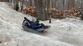 Les enfants gais glissent vers le bas la neige sur un traîneau Moscou, Russie, février 2019 banque de vidéos Les enfants gais glissent vers le bas la neige sur un traîneau Moscou, Russie, février 2019 banque de vidéos