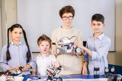 Les enfants heureux apprennent la programmation utilisant des ordinateurs portables sur les classes hors programme photos stock Les enfants heureux apprennent la programmation utilisant des ordinateurs portables sur les classes hors programme photos stock