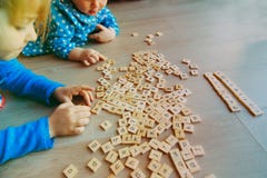 Les enfants jouent avec le puzzle de lettre dans l'école ou la garde photographie stock libre de droits Les enfants jouent avec le puzzle de lettre dans l'école ou la garde photographie stock libre de droits