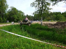 Les enfants montent sur le réservoir Le réservoir de la deuxième guerre mondiale roule des enfants et des adultes image stock Les enfants montent sur le réservoir Le réservoir de la deuxième guerre mondiale roule des enfants et des adultes image stock