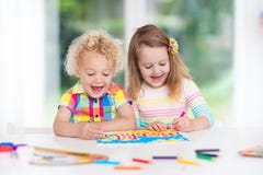 Les enfants peignent et dessinent à la maison photographie stock Les enfants peignent et dessinent à la maison photographie stock