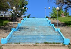 Les escaliers avec le réverbère vers la rivière échouent, ville de Pavlovsk, région de Voronezh, Russie Photos libres de droits Les escaliers avec le réverbère vers la rivière échouent, ville de Pavlovsk, région de Voronezh, Russie Photos libres de droits