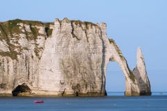 Les falaises de craie d'Etretat avec le ` naturel Aval de Porte d de voûte et l'aiguille en pierre ont appelé L ` Aiguille image libre de droits Les falaises de craie d'Etretat avec le ` naturel Aval de Porte d de voûte et l'aiguille en pierre ont appelé L ` Aiguille image libre de droits
