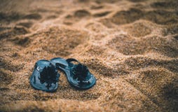 Les femmes de couleur des bascules électroniques sur le sable de plage photos libres de droits Les femmes de couleur des bascules électroniques sur le sable de plage photos libres de droits
