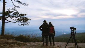 Les femmes et les hommes d'amant de photographe que les Asiatiques voyagent d?tendent pendant les vacances La montagne de photogr photographie stock libre de droits Les femmes et les hommes d'amant de photographe que les Asiatiques voyagent d?tendent pendant les vacances La montagne de photogr photographie stock libre de droits