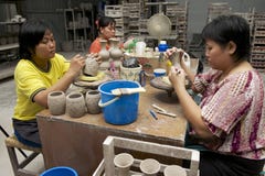 Les femmes ont coupé la décoration traditionnelle de motifs de tatouage au kaolin, Kuching, Malaisie Image libre de droits Les femmes ont coupé la décoration traditionnelle de motifs de tatouage au kaolin, Kuching, Malaisie Image libre de droits