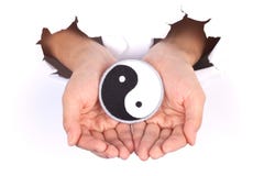Les femmes remettent tenir Yin Yang Flag photographie stock Les femmes remettent tenir Yin Yang Flag photographie stock