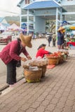 Les femmes thaïlandaises emballent vers le haut des sacs de nourriture sur la rue Thaïlande photos libres de droits Les femmes thaïlandaises emballent vers le haut des sacs de nourriture sur la rue Thaïlande photos libres de droits