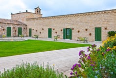 Les fermes rurales antiques en Puglia image libre de droits Les fermes rurales antiques en Puglia image libre de droits