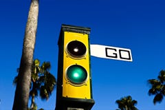 Les feux de signalisation avec vont signe image stock Les feux de signalisation avec vont signe image stock