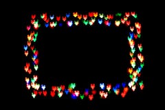 Les figures colorées avec des klaxons forment un cadre chiffre de bokeh avec des klaxons d'isolement sur le fond noir cadre des f images stock Les figures colorées avec des klaxons forment un cadre chiffre de bokeh avec des klaxons d'isolement sur le fond noir cadre des f images stock