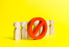 Les figurines de personnes ne tiennent derrière le rouge AUCUN symbole sur un fond jaune Le concept d'une interdiction de l'expre images stock Les figurines de personnes ne tiennent derrière le rouge AUCUN symbole sur un fond jaune Le concept d'une interdiction de l'expre images stock