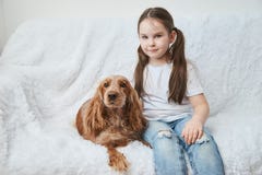 les filles jouent sur le sofa blanc avec le chien rouge photos libres de droits les filles jouent sur le sofa blanc avec le chien rouge photos libres de droits
