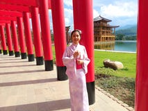 Les filles portent le yukata Nouveau château de déplacement de style japonais de terre de Hinoki d'endroit fait par les bois de H photos stock Les filles portent le yukata Nouveau château de déplacement de style japonais de terre de Hinoki d'endroit fait par les bois de H photos stock