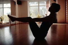 Les filles silhouettent dans le gymnase de yoga image stock Les filles silhouettent dans le gymnase de yoga image stock