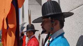 Les gardes de garde s'élèvent la montre pendant le changement cérémonieux de garde chez Gyeongbokgung Séoul, Corée du Sud image libre de droits Les gardes de garde s'élèvent la montre pendant le changement cérémonieux de garde chez Gyeongbokgung Séoul, Corée du Sud image libre de droits