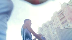 Les garçons et les filles se laissent tomber hors du sable coloré - amusement des jeunes banque de vidéos Les garçons et les filles se laissent tomber hors du sable coloré - amusement des jeunes banque de vidéos