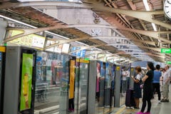 Les gens attendent le train de ciel à la plate-forme dans la station de Ratchathewi BTS Photographie stock Les gens attendent le train de ciel à la plate-forme dans la station de Ratchathewi BTS Photographie stock