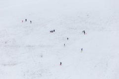 Les gens ayant l'amusement sur la neige pendant en décembre 2017 sur la montagne Ombrie, Italie de Subasio image libre de droits Les gens ayant l'amusement sur la neige pendant en décembre 2017 sur la montagne Ombrie, Italie de Subasio image libre de droits