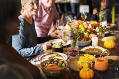 Les gens célébrant le concept de tradition de Thanksgiving photos libres de droits Les gens célébrant le concept de tradition de Thanksgiving photos libres de droits
