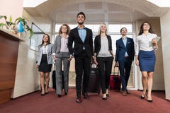 Les gens d'affaires dans le lobby d'hôtel, invités de groupe d'hommes d'affaires de course de mélange arrivent Images libres de droits Les gens d'affaires dans le lobby d'hôtel, invités de groupe d'hommes d'affaires de course de mélange arrivent Images libres de droits