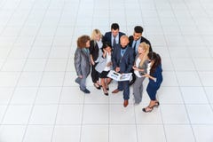Les gens d'affaires groupent discuter le plan de projet de document communiquant, parlant la vue d'angle supérieur Photographie stock Les gens d'affaires groupent discuter le plan de projet de document communiquant, parlant la vue d'angle supérieur Photographie stock