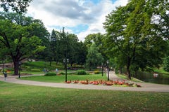 Les gens en parc public d'été avec le lit de fleur à Riga, Lettonie, le 25 juillet 2018 images libres de droits Les gens en parc public d'été avec le lit de fleur à Riga, Lettonie, le 25 juillet 2018 images libres de droits