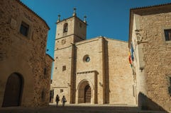 Les gens marchant parmi des bâtiments et Santa Maria Cathedral à Caceres image stock Les gens marchant parmi des bâtiments et Santa Maria Cathedral à Caceres image stock