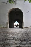 Les gens passant par la vieille porte de ville dans Motovun, Croatie image stock Les gens passant par la vieille porte de ville dans Motovun, Croatie image stock