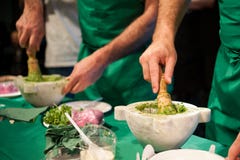 Les gens pendant la préparation du basilic de pesto sauce images stock Les gens pendant la préparation du basilic de pesto sauce images stock