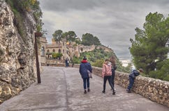 Les gens présentent le château de Xativa en Espagne images libres de droits Les gens présentent le château de Xativa en Espagne images libres de droits