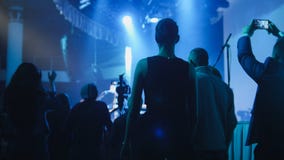 Les gens se tiennent près de l'étape pendant un concert photos stock Les gens se tiennent près de l'étape pendant un concert photos stock