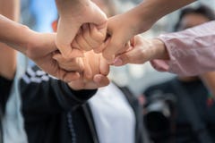 Les gens sont bosse de poing pour exprimer le travail d'équipe image stock Les gens sont bosse de poing pour exprimer le travail d'équipe image stock