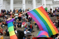 Les gens sont recueillis sur les étapes de la cathédrale de Helsinki pour attendre le Gay Pride pour commencer photos libres de droits Les gens sont recueillis sur les étapes de la cathédrale de Helsinki pour attendre le Gay Pride pour commencer photos libres de droits