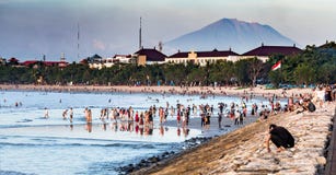 Les gens sur la plage dans Kuta Bali avec le Mt Agung à l'arrière-plan photographie stock libre de droits Les gens sur la plage dans Kuta Bali avec le Mt Agung à l'arrière-plan photographie stock libre de droits