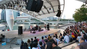 Les gens sur le concert extérieur à la promenade à Singapour - casserole banque de vidéos Les gens sur le concert extérieur à la promenade à Singapour - casserole banque de vidéos