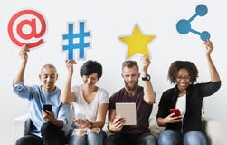 Les gens tenant une icône sociale de media image stock Les gens tenant une icône sociale de media image stock