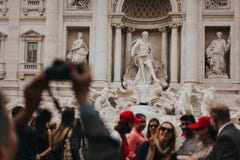Les gens visitant la fontaine de TREVI à Rome, Italie images libres de droits Les gens visitant la fontaine de TREVI à Rome, Italie images libres de droits