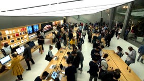 Les gens visitant le magasin d'Apple au centre ville banque de vidéos Les gens visitant le magasin d'Apple au centre ville banque de vidéos
