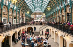 Les gens visitant le marché d'Apple de jardin de Covent, sont la grande attraction pour ses restaurants, bars, stalles du marché image stock Les gens visitant le marché d'Apple de jardin de Covent, sont la grande attraction pour ses restaurants, bars, stalles du marché image stock