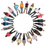 Les gens à l'ethnie multi multiculturelle de cercle de jeunes Images stock Les gens à l'ethnie multi multiculturelle de cercle de jeunes Images stock
