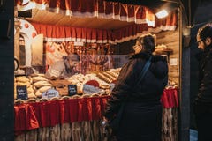Les gens à un stand de nourriture au marché de Noël de Stephansplatz à Vienne, Autriche images stock Les gens à un stand de nourriture au marché de Noël de Stephansplatz à Vienne, Autriche images stock