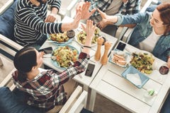 Les gentils jeunes avec plaisir donnant la haute cinq images libres de droits Les gentils jeunes avec plaisir donnant la haute cinq images libres de droits