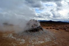 Les geysers chauds de soufre chez Hverir en Islande images libres de droits Les geysers chauds de soufre chez Hverir en Islande images libres de droits