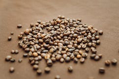 Les grains de café se trouvent sur la table, vue supérieure Plan rapproché photos stock Les grains de café se trouvent sur la table, vue supérieure Plan rapproché photos stock