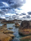 Les grandes crêtes en pierre se trouvant près de l'un l'autre le long du rivage lointain sont des phares photographie stock libre de droits Les grandes crêtes en pierre se trouvant près de l'un l'autre le long du rivage lointain sont des phares photographie stock libre de droits